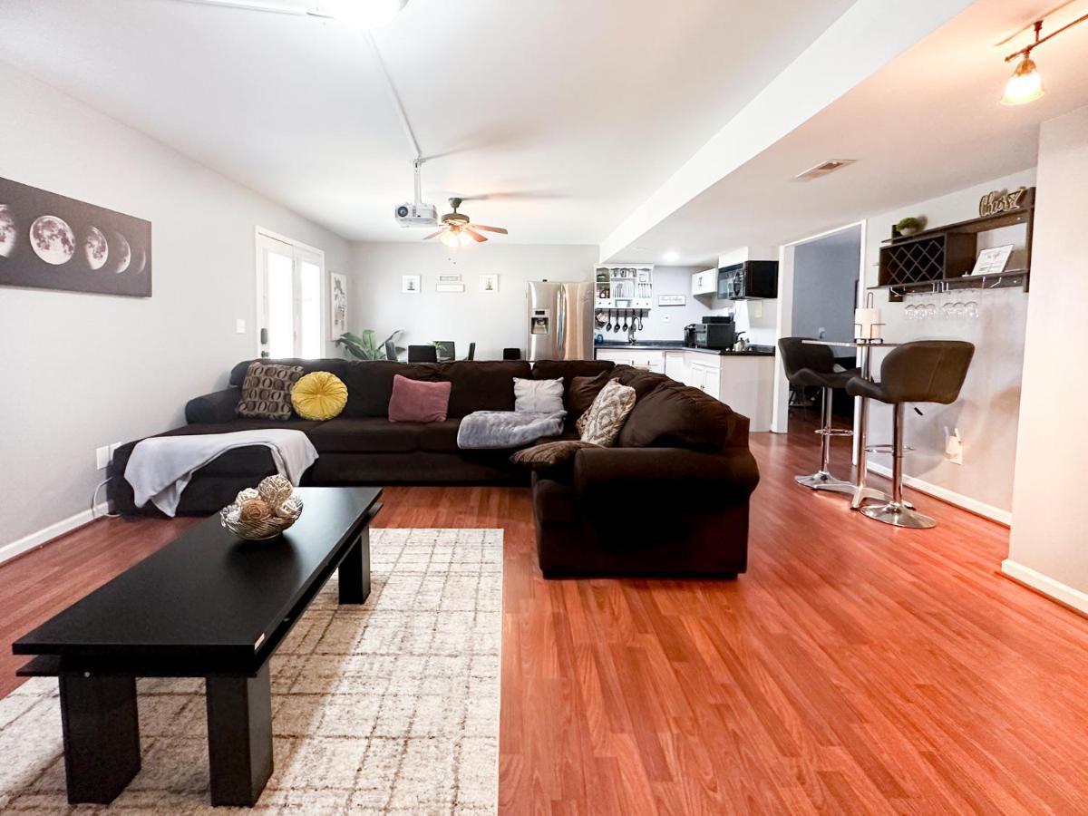 Cute 2-Brm Walkout Apt With Pool Table And Theater Apartment Lexington Exterior photo